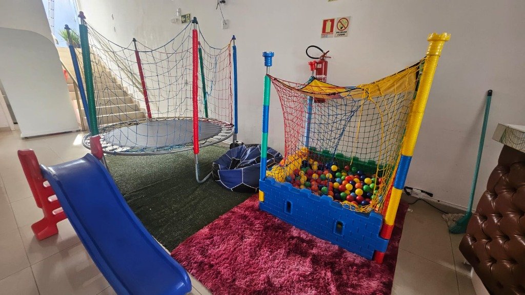 Área kids com brinquedos infantis
