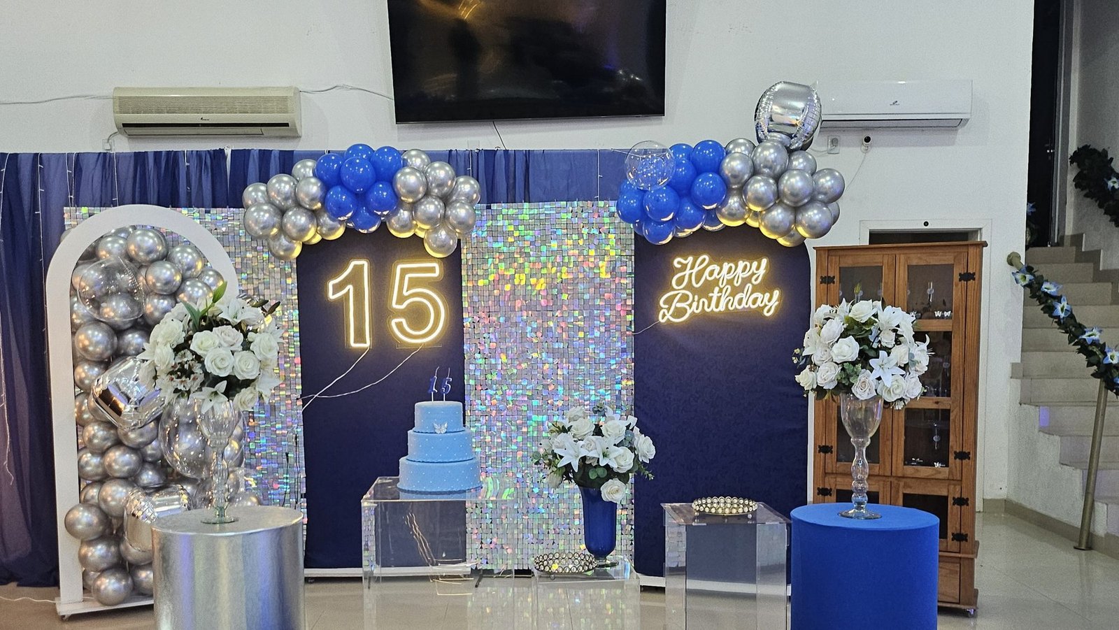 Decoração azul e prata com letreiro neon Happy Birthday no Universo das Festas