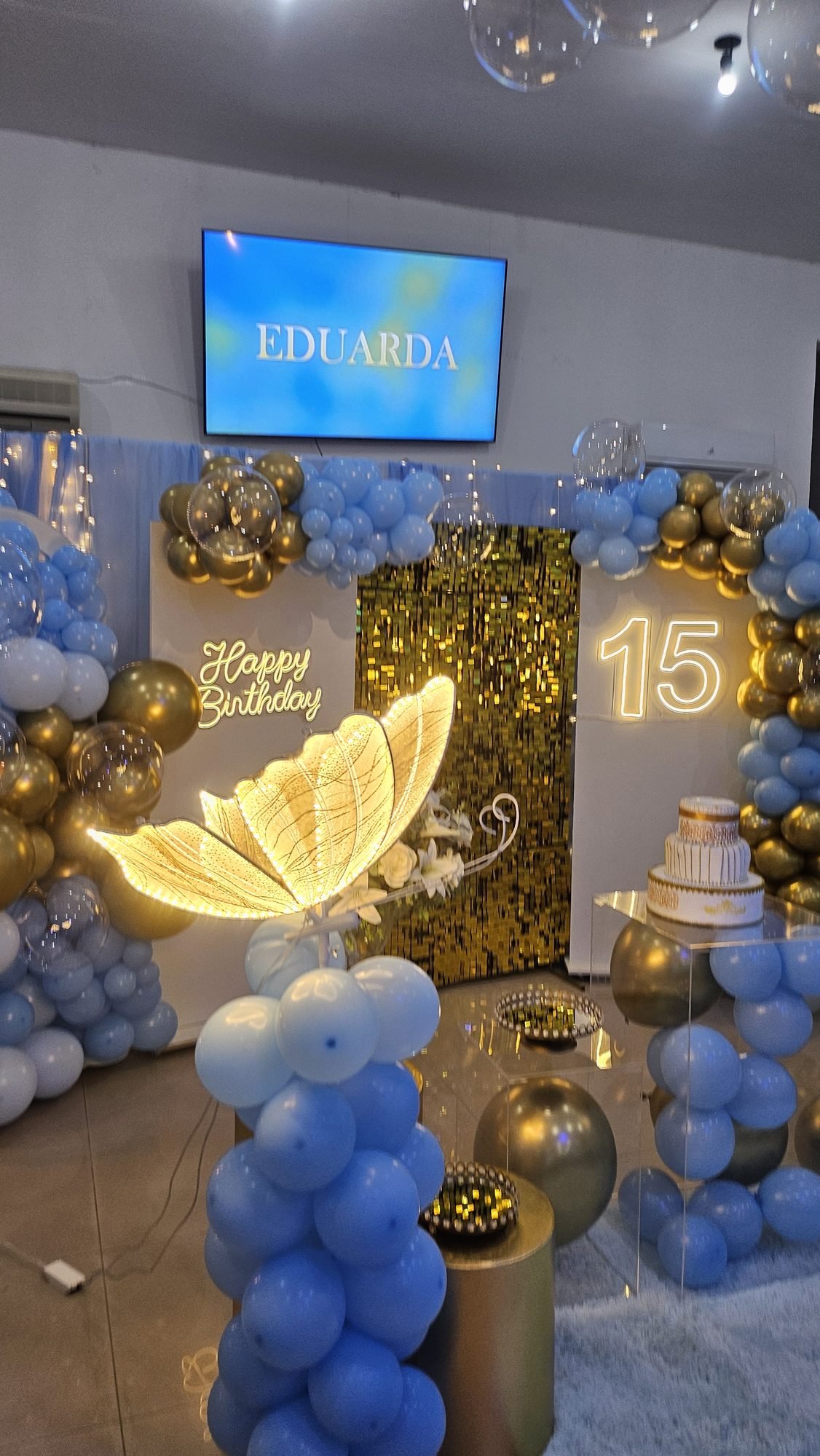 Detalhe da borboleta iluminada na decoração de festa de 15 anos