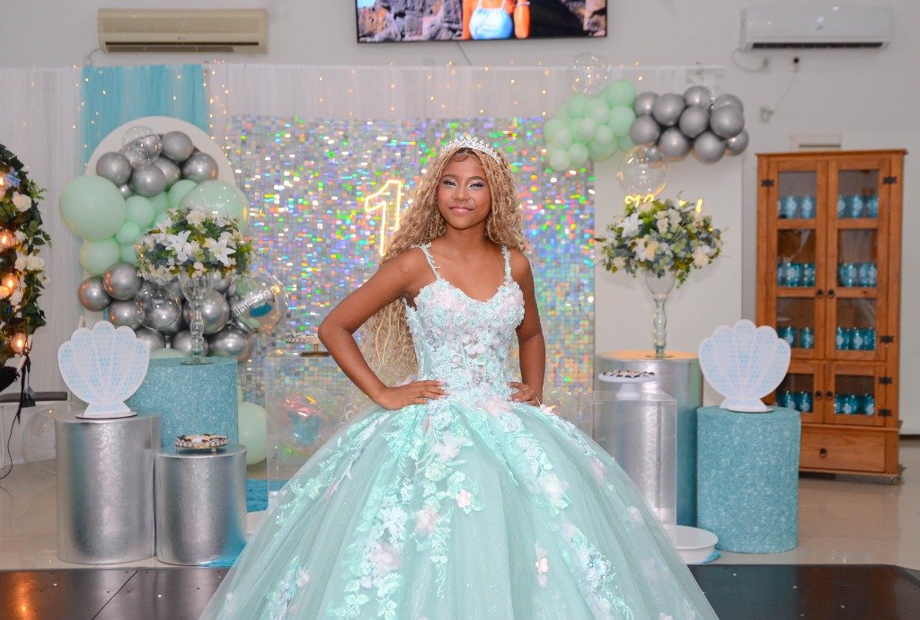 Debutante em decoração azul claro