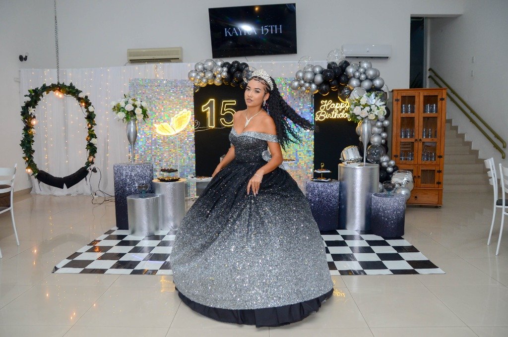 Evento com decoração prata e preta